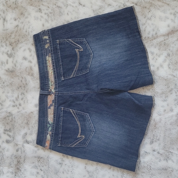 Floral detail jean shorts - Picture 2 of 12